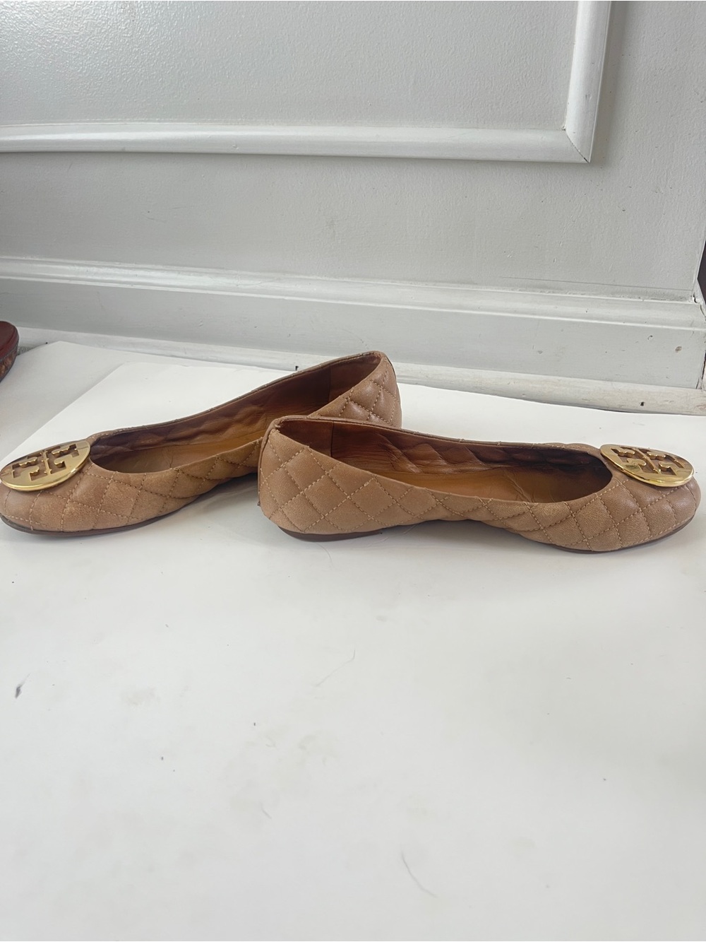 Tory Burch Flats Size 9 Sand With Gold Emblem Quilted Minnie Flats - Picture 8 of 8